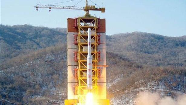 <p>Kuzey Kore, uzun menzilli füze ile uzaya uydu fırlattığını açıkladı. Uluslararası tepkilere aldırış etmeyen Kuzey Kore lideri Kim Jong-un, uydu bahanesiyle balistik füze teknolojisi denemesi yapmaya çalışmakla suçlanıyor.</p>

<p> </p>
