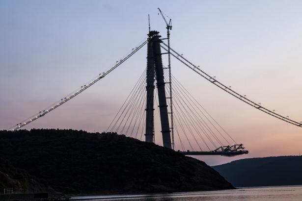 <p>Köprü tabliyelerini taşıyacak 176 eğik askı kablosundan 60'ının montajı gerçekleştirildi.</p>
<p> </p>