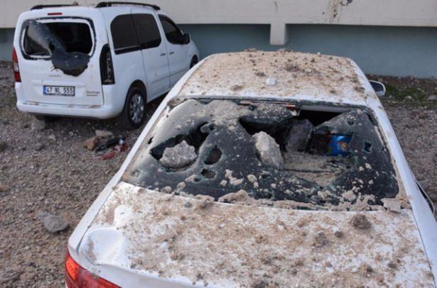 <p>Servis aracının iilçede bulunan İpek Yolu'ndan geçişi esnasında önceden yol kenarına tuzaklandığı düşünülen patlayıcı infilak ettirildi.</p>
<p> </p>