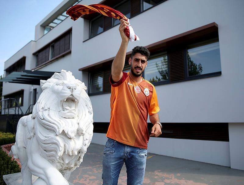<p>Transfer döneminde kadrosuna 7 futbolcu dahil eden Cimbom, bu sezon takıma 63 milyon 300 bin euro ödeyecek. Cimbom bir transfer daha yapsaydı bu sınırı aşacaktı. İşte G.Saraylı futbolcuların yıllık gelirleri.</p>
<p> </p>