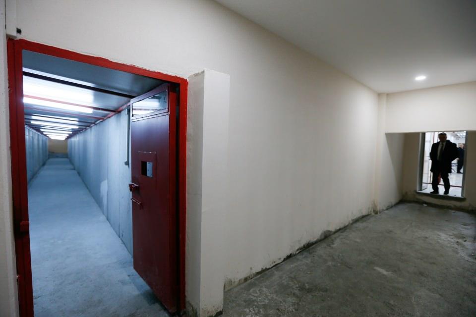 <p>Duruşma salonunu, çevresini, kampüs nizamiye kapısı ile otoparkı 24 saat gözetleyecek gece ve gündüz en kaliteli görüntüyü verecek şekilde 58 kamera ile olası olaylar kayıt altına alınacak.</p>

<p> </p>
