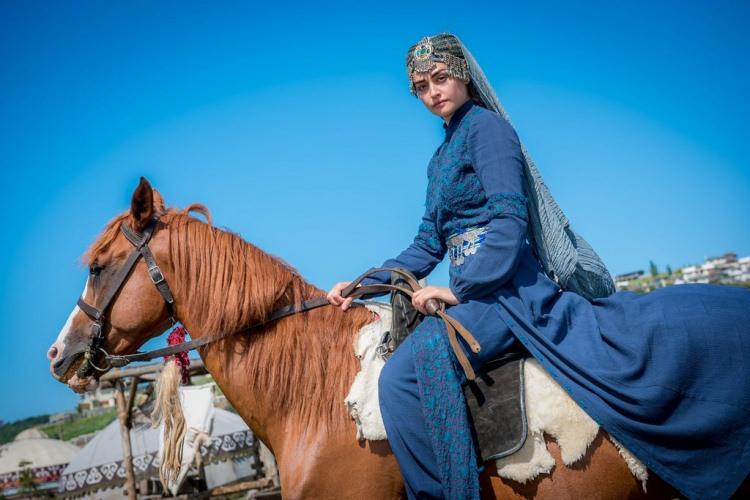 <p>YAPIMCI BOZDAĞ AÇIKLADI</p>

<p>Dizinin yapımcısı ve senaristi Mehmet Bozdağ Facebook hesabından Kapadokya'da çekilmiş bir fotoğrafına düştüğü notta "Hikayemizin geçeceği diyarlarda senaryomuz şekilleniyor. " bilgisine yer verdi.</p>
