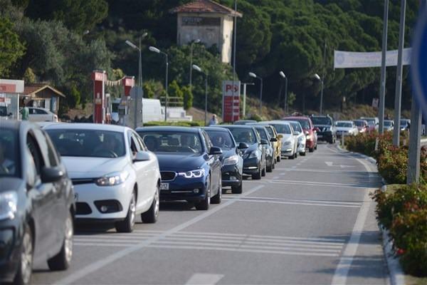<p>Çanakkale, Eceabat, Gelibolu ve Lapseki'deki iskelelere giden araç kuyrukları... </p>
<p> </p>