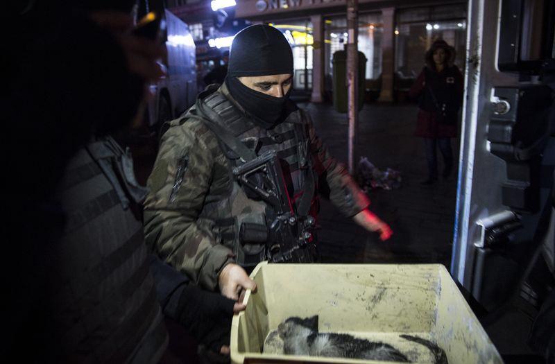 <p>Sur ilçesinin teröristlerden temizlenmesi, kazılan hendeklerin kapatılması, kurulan barikatların kaldırılması, tuzaklanan patlayıcıların imha edilmesi için güvenlik güçleri, 11 Aralık'ta 6 mahalle, Gazi Caddesi ve Dağkapı Meydanında ilan edilen sokağa çıkma yasağının sürdüğü bölgedeki operasyonlarını sürdürüyor.</p>
<p> </p>