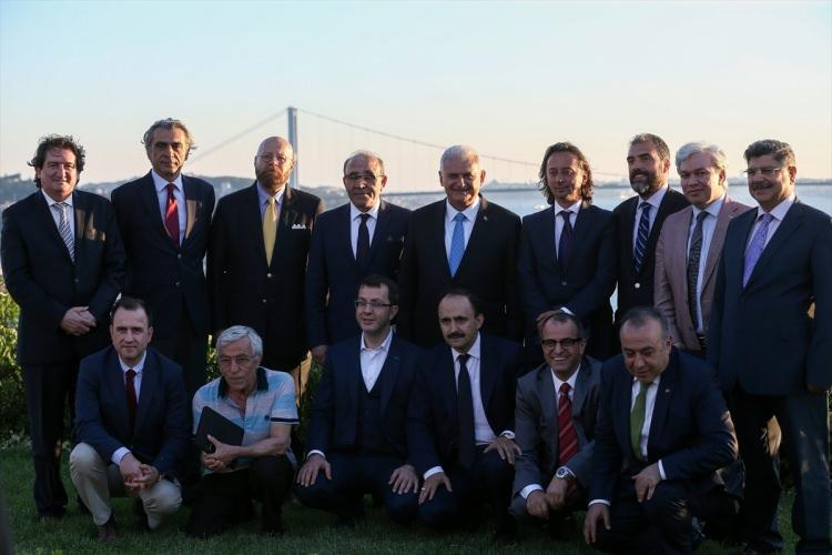 <p>Başbakan Yıldırım, toplantının ardından Habertürk Gazetesi Genel Yayın Yönetmeni Selçuk Tepeli (ön solda), Milliyet Gazetesi Genel Yayın Yönetmeni Mete Belovacıklı (arka sol 2), Vatan Gazetesi Genel Yayın Yönetmeni İsmail Yuvacan (arka sağ 3), Milli Gazete Genel Yayın Yönetmeni Mustafa Kurdaş (arka sağ 2), Hürriyet Gazetesi Genel Yayın Yönetmeni Fikret Bila (arka sol 4), Sabah Gazetesi Yazarı Erdal Şafak (ön sol 2), Türkiye Gazetesi Genel Yayın Yönetmeni İsmail Kapan (arka sağda), Star Gazetesi Genel Yayın Yönetmeni Nuh Albayrak (ön sağ 2), Posta Gazetesi Genel Yayın Yönetmeni Rıfat Ababay (arka sol 3), Yenişafak Gazetesi Genel Yayın Yönetmeni İsmail Karagül (arka sağ 4), Yenibirlik Gazetesi Genel Yayın Yönetmeni Okan Sarıkaya (arka solda), Güneş Gazetesi Genel Yayın Yönetmeni Turgay Güler (ön sol 3) ve Milat Gazetesi Genel Yayın Yönetmeni Ali Adakoğlu (ön sağ 3) yer aldı.</p>