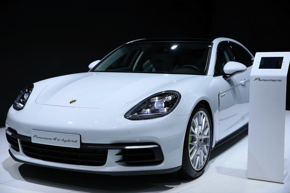 <p>Porsche Paramera 4 e - hybrid</p>