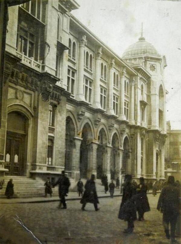 <p>İstanbul'da ilk radyo yayını 6 Mayıs 1927'de Sirkeci Büyük Postane'den yapılmıştır...</p>

<ul>
</ul>
