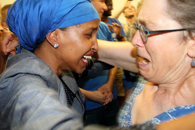 <p>İlhan Omar kendisine ‘Kesişen feminist’ olarak tanımlıyor. </p>
