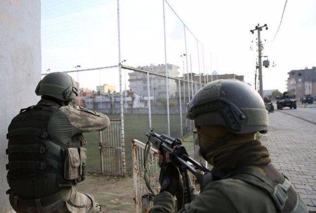 <p>POLİS VE KORUCULAR SAHADA</p>

<p>Yeni konseptin önemli diğer unsurlarını; Jandarma Özel Harekât (JÖH), Polis Özel Harekât (PÖH) birlikleri ile korucular oluşturuyor. 10 bine yakın Özel Harekât polisinin daha istihdam edilmesi planlanıyor.</p>
