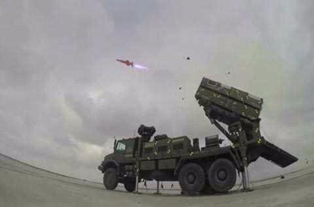<p><strong>BİR ÇOK ÜLKE YAKIN TAKİPTE</strong></p>

<p>Ürün uçakta taşınmasında ve atılışında, standart bomba taşıyıcıları üzerlerinde hiçbir değişiklik yapılmadan kullanılabiliyor. Uçakla bomba arasında herhangi bir elektriksel bağlantıya ihtiyaç gerek kalmıyor. Bu özelliği ile LGB'nin uçaklarla uyumluluğu çok kolaylıkla sağlanabiliyor.</p>

