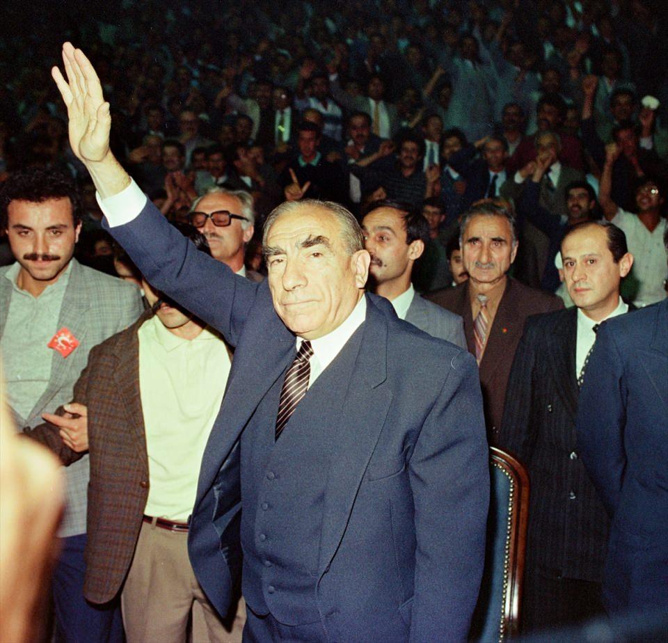 <p>4 Ekim 1987'de Milliyetçi Çalışma Partisi (MÇP) Olağanüstü Kongresi'nde parti genel başkanlığına Alparslan Türkeş seçildi.</p>
