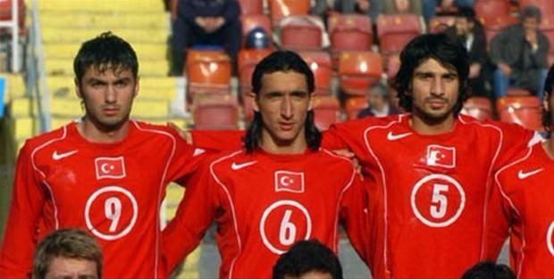 <p>Ünlü futbolcuların yıllar önceki fotoğrafları hem güldürüyor hem de şaşırtıyor. Gökhan Gönül'ün amatör lisansı ise tam ateşe atmalık...<br />
<br />
Burak Yılmaz-Mehmet Topal-Can Arat</p>

<p> </p>

<p> </p>
