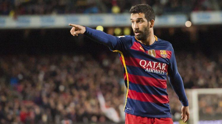<p>Ancak bu sezon hazırlıklarında Neymar'ın olmamasıyla oynadığı pozisyonda başarılı olması, skora etki etmesi kendisini faydalı hissetmesini sağladı. Böylece Arda Turan bu psikolojik eşiği aştı. Ayrıca Luis Enrique ve takım arkadaşlarını da iyi bir futbolcu olduğu konusunda ikna etti.</p>