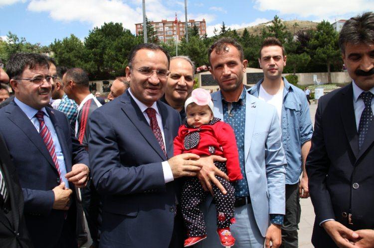 <p>Bakan Bozdağ, memleketi Yozgat’ta Valilik tarafından Cumhuriyet Meydanı’nda düzenlenen bayramlaşma programına katıldı. Protokol üyeleri ve vatandaşlarla bayramlaşan Bozdağ, ardından gazetecilerin sorularını yanıtladı. Öncelikle bütün Türk milletinin Ramazan Bayramı'nı tebrik eden Bozdağ, "Bayram huzur, barış, refah ve saadete vesile olsun. Bütün Müslüman coğrafyasında bayram huzur içerisinde refah içerisinde ve saadet içerisinde idrak edilsin" diye konuştu.</p>