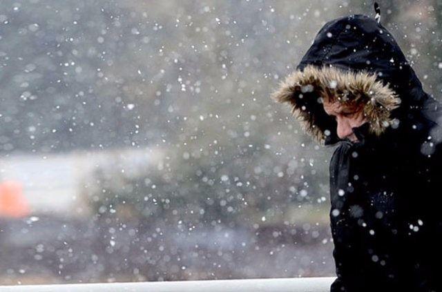<p>Meteoroloji, bu hafta ortasına kadar yurtta görülecek kuvvetli yağışların, yüksek kesimlerde kar şeklinde olması, iç kesimlerde de sıcaklıkların gece saatlerinde sıfır derecenin altına düşmesi nedeniyle don olayları görülebileceğini belirterek, bunun meydana getirebileceği olumsuzluklara karşı vatandaşlara dikkatli ve tedbirli olmaları uyarısında bulundu.</p>

<p> </p>
