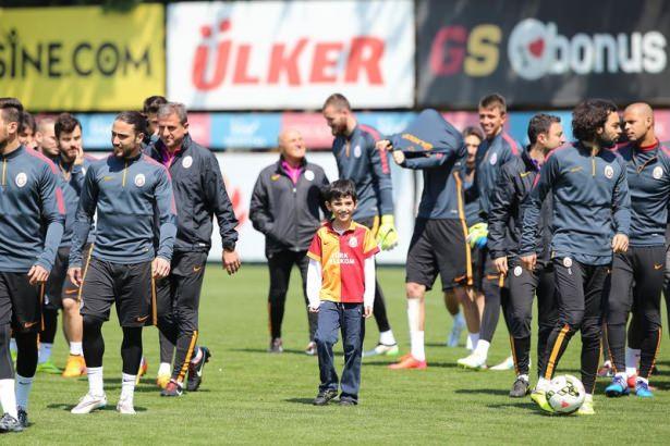 <div>Galatasaray kulübü, 23 Nisan nedeniyle savcı Mehmet Kiraz'ın oğlu Muhammet Kiraz'ı Florya'da konuk etti.</div>

<div> </div>
