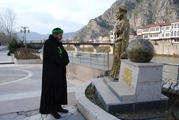<p>K&uuml;lt&uuml;r ve turizm şehri Amasya&rsquo;nın son derece g&uuml;venli bir şehir olduğunu ve kadınların bile ge&ccedil; saatlere kadar cadde ve sokaklarda g&uuml;venle dolaştıklarını g&ouml;zlemlediğini anlatan Yaşar Alptekin, &ldquo;Rol&uuml;me adapte olmak i&ccedil;in bu kılıkla dolaştım bu akşam. İleride iki polis arabası beni &ccedil;evirdi. Arabadan indiler. &lsquo;Kimlik kontrol&uuml;&rsquo; dedi. Ben tabi kendimden eminim. O eminlikle kimliğimi &ccedil;ıkardım. Memur beyler şaşırdı tabii. Bu adam ş&uuml;pheli ama &ccedil;ok rahat davranıyor. Daha da ş&uuml;phelendiler benden. Sonra baktılar ki Yaşar Alptekin. &lsquo;Ağabey ne yapıyorsunuz burada?&rsquo; dediler. &lsquo;Film &ccedil;evirmek i&ccedil;in&rsquo; dedim. Bir duyarlı vatandaş beni ihbar etmiş. Normalde sinirlenmem lazım. Benim hoşuma gitti. Demek ki burada hala o duyarlı insanlar var. &Ccedil;&uuml;nk&uuml; biz toplum olarak sorumluyuz. Dolayısıyla demek ki ben ş&uuml;pheli durmuşum ki polislere ihbar edilmiş. Polislerin de bu konuda titiz davranmaları &ccedil;ok hoşuma gitti. Bana yaklaşmaları yani. Ş&uuml;pheli şahısım ama su&ccedil;lu değilim yani. Yaklaşımları, kibar davranmaları filan hoşuma gitti&rdquo; diye konuştu.</p>

<p>&nbsp;</p>
