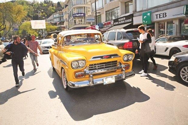 <p>Futbol yorumcusu Tümer Metin, önceki gün Bebek'te klasik Chevrolet marka araç ile tur atarken görüntülendi.</p>
