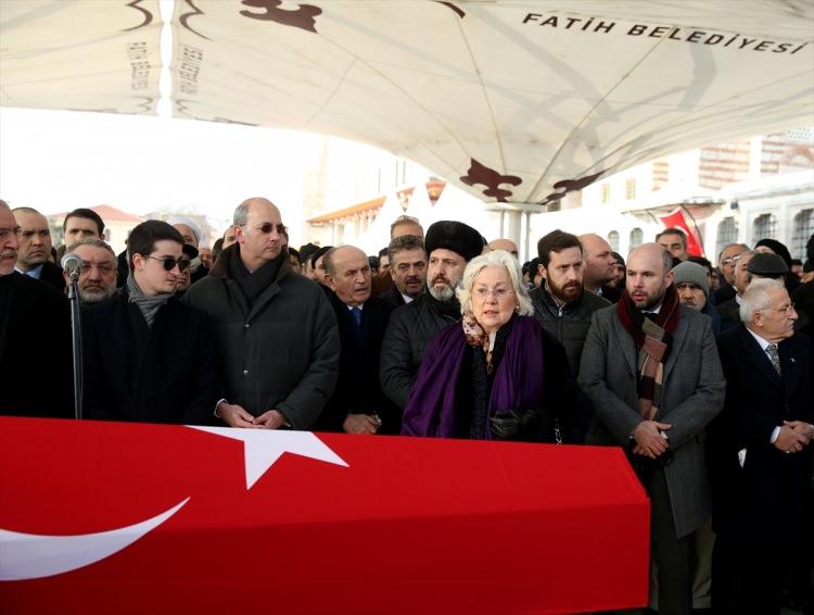 <p><strong>OSMANOĞLU AİLESİ CENAZEDE</strong></p>

<p>Fransa'nın Başkenti Paris'te 87 yaşında vefat eden Bülent Osman için Fatih Camii'nde ikindi namazını müteakip cenaze namazı kılındı. Cenazeye Harun Abdülkerim Osmanoğlu, Abdülhamid Kahyan Osmanoğlu ile birlikte 2.Abdulmahid'in 5. kuşak torunu Nilhan ve babası Orhan Osmanoğlu da katıldı.</p>
