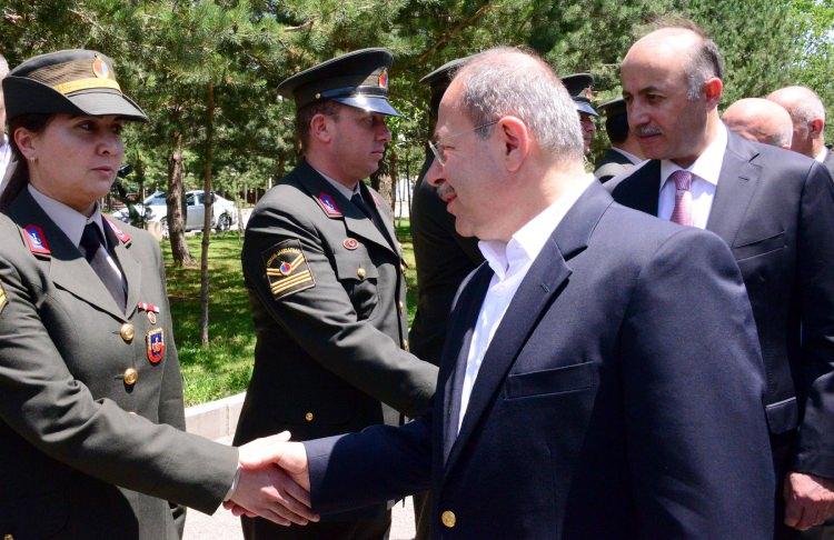 <p>Sağlık Bakanı Prof. Dr. Recep Akdağ Öğretmen Evindeki bayramlaşmadan sonra Erzurum Polis Evinde düzenlenen bayramlaşma törenine katıldı. Burada Bakan Akdağ kendisiyle bayramlaşmaya gelen çocuklara bayram harçlığı verdi.<br />
Bakan Akdağ’ın bir sonraki bayramlaşma yeri Erzurum İl Jandarma Komutanlığı oldu. Jandarma Bölge Komutanlığında düzenlenen törene katılan Bakan Akdağ burada şeref defterini imzaladı.<br />
Jandarma Bölge Komutanlığında bir süre kalan Bakan Akdağ çıkışta gazetecilerin bayramda sağlıklı beslenme konusunda açıklamalarda bulundu. Akdağ burada tören mangasını selamladıktan sonra Mehmetçiklerle tek tek tokalaşarak bayramlarını kutladı.</p>
