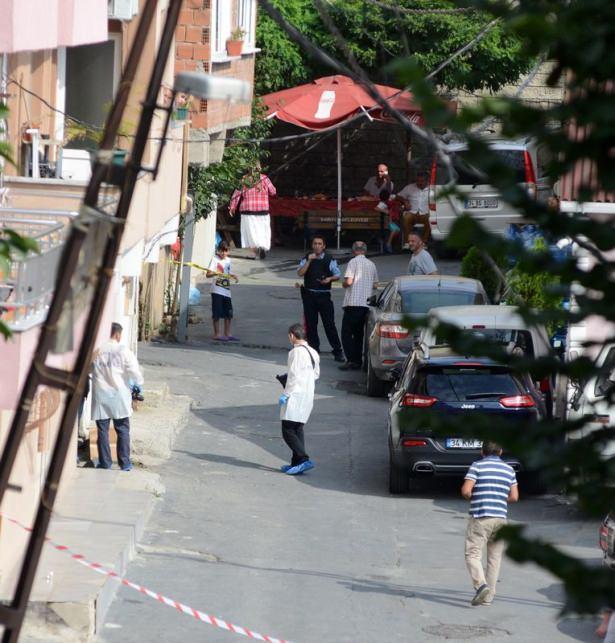<p>İstanbul'daki Amerika Konsolosluğu'na ateş açıldı. İki kişi oldukları belirtilen saldırganlardan biri yaralı olarak yakalanırken, saldırıda ölü ya da yaralı olmadığı kaydedildi.</p>

