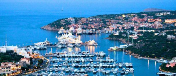 <p>İtalya’nın popüler tatil bölgesi Sardunya Adası’nın ünlü Porto Cervo Limanı yakınındaki bir koyda 1 günde servet değerinde lüks yatlar demirledi.</p>

<p> </p>

