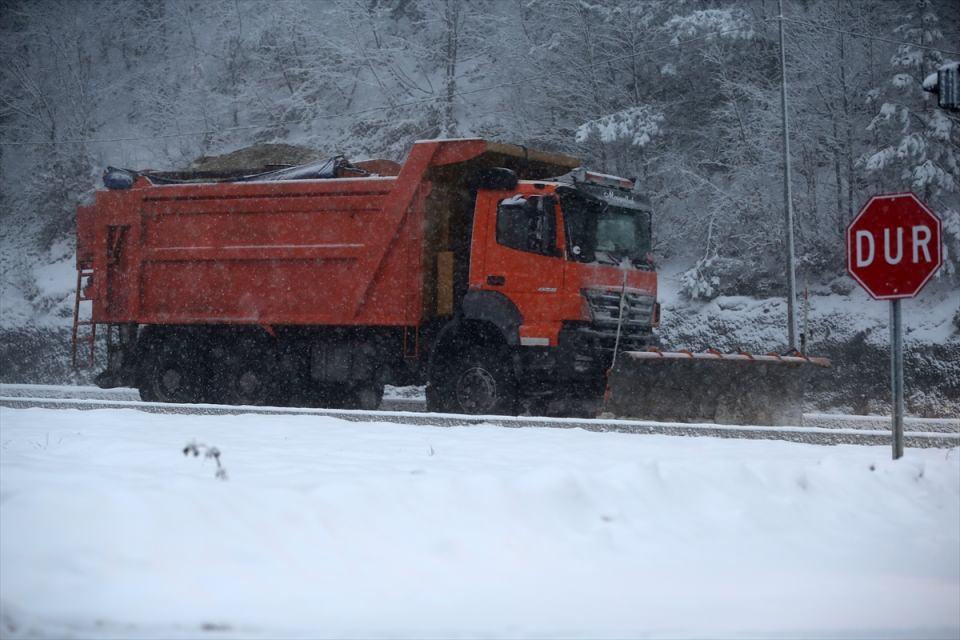 <p>Meteoroloji yetkilileri, kar yağışının akşam saatlerinde artmasının beklendiğini bildirdi. </p>