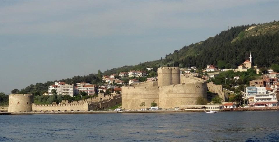 <p>Fatih Sultan Mehmet tarafından İstanbul'un kuşatılması sırasında, Papalık Donanması'nın Doğu Roma İmparatorluğuna yardım etmesini önlemek amacıyla 1452'de yaptırılan ve 2011'de başlayan restorasyon çalışmaları tamamlanma aşamasına gelen Kilitbahir Kalesi, Türkiye'nin yaşayan ilk kalesi olacak.</p>
