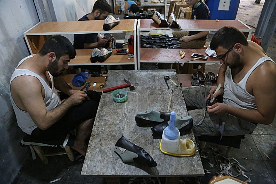 <p>Hatay'ın Yayladağı ilçesinde yaşayan Bayırbucak Türkmenleri, Kalkınma Bakanlığı ve Valilik desteğiyle Yayladağı Kaymakamlığı tarafından açılan ayakkabıcılık atölyesinde meslek sahibi oluyor. </p>
