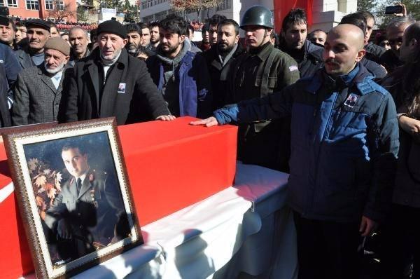 <p>Teğmen Erdoğan’ın ağabeyi Davut Erdoğan, kardeşinin Türk bayrağına sarılını tabutu önünde gözyaşı dökenlerden ağlamamalarını isteyerek, "Kardeşim ölmedi, şehit oldu. Kalanlara duacıyız. Ağlamıyoruz. Bizler bayramda da ağlarız. Çok sağ ol kardeşim, bize bu gururu, onuru ve şerefi yaşattığın için" dedi.</p>