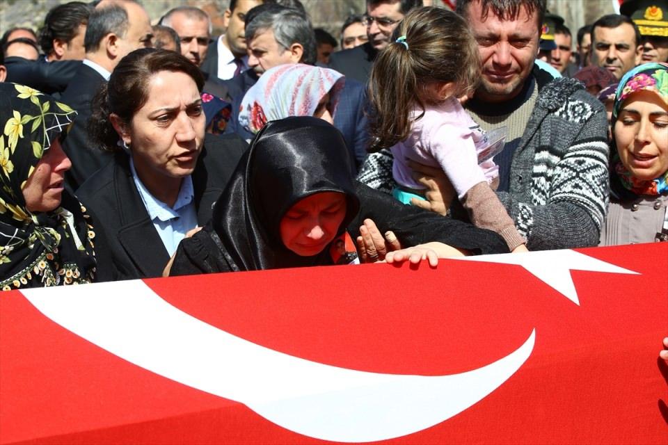 <div>Şehit polis Çetin, kılınan cenaze namazının ardından mahalle mezarlığına defnedildi.</div>
<div> </div>