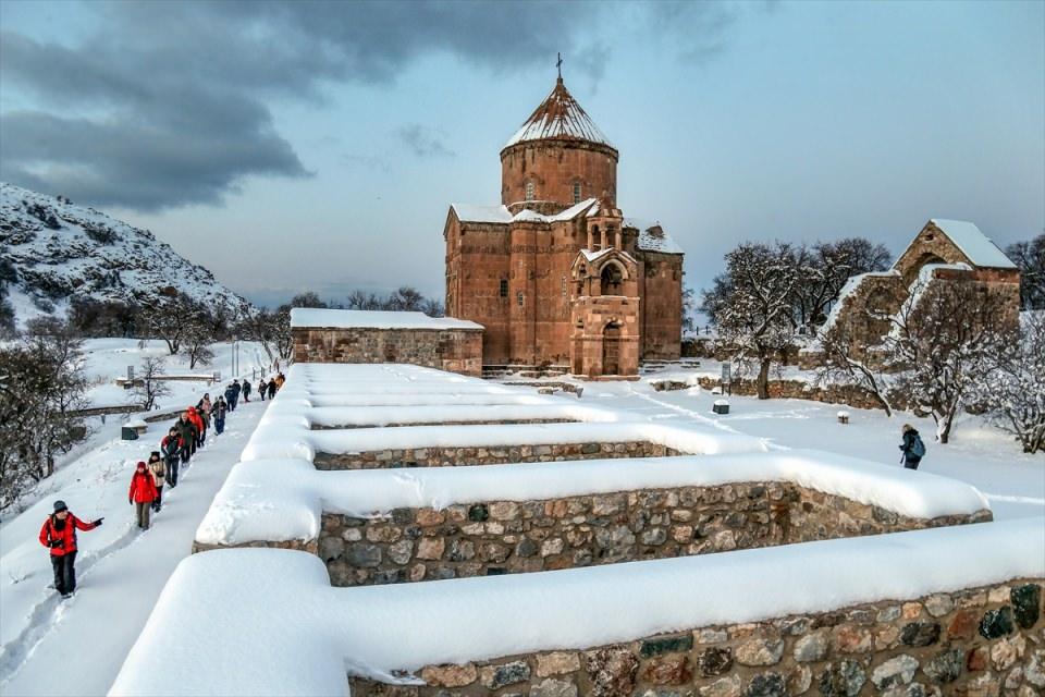 <p>Van Gölü içerisinde bulunan Akdamar Adası, kışın da fotoğraf tutkunlarının ilgisini çekiyor.</p>
