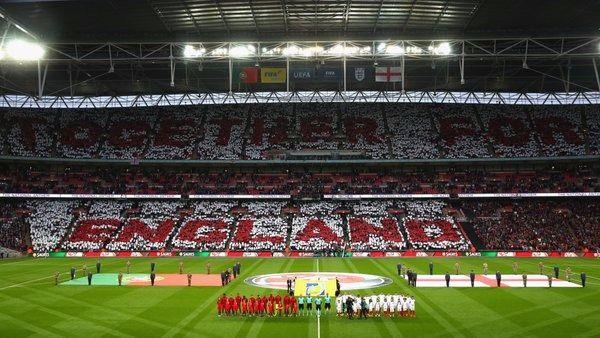 <p>İngiltere, Euro 2016 öncesi hazırlık karşılaşmasında Wembley'de Portekiz'i konuk etti. Wembley tribünlerinde ise "İngiltere için hep birlikte" koreografisi yer aldı.</p>
