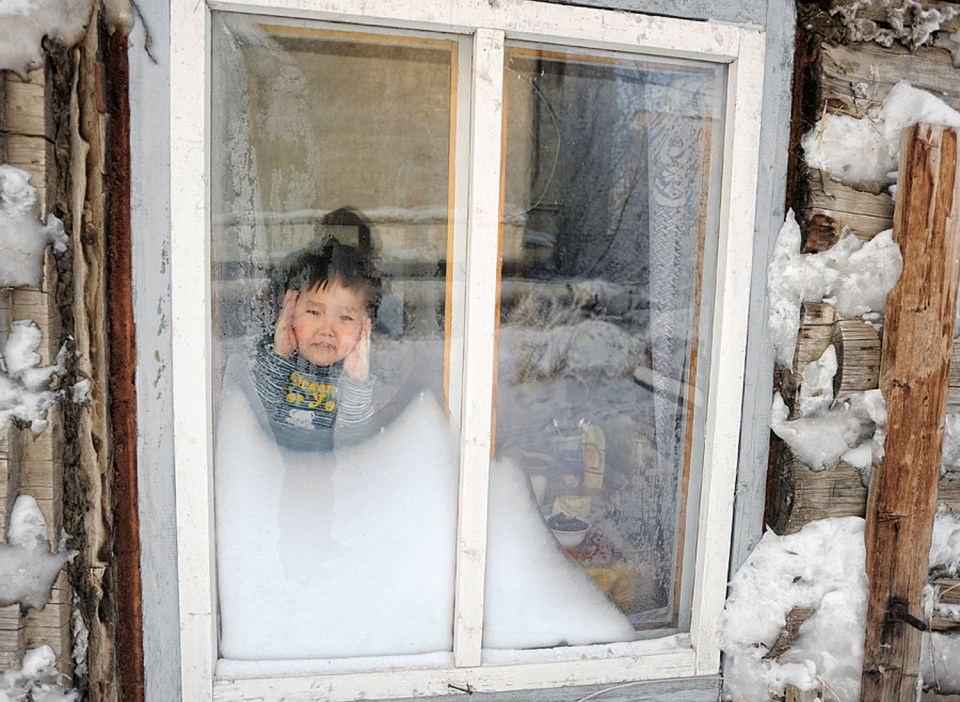 <p>15 yaşın üstündeki çocuklar ise okullarına gitmeye devam ediyor.</p>