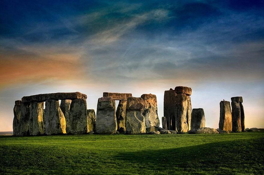 <p>İngiltere'nin Amesbury bölgesinde bulunan Stonehenge, turistler tarafından sıklıkla ziyaret ediliyor.</p>

<p> </p>
