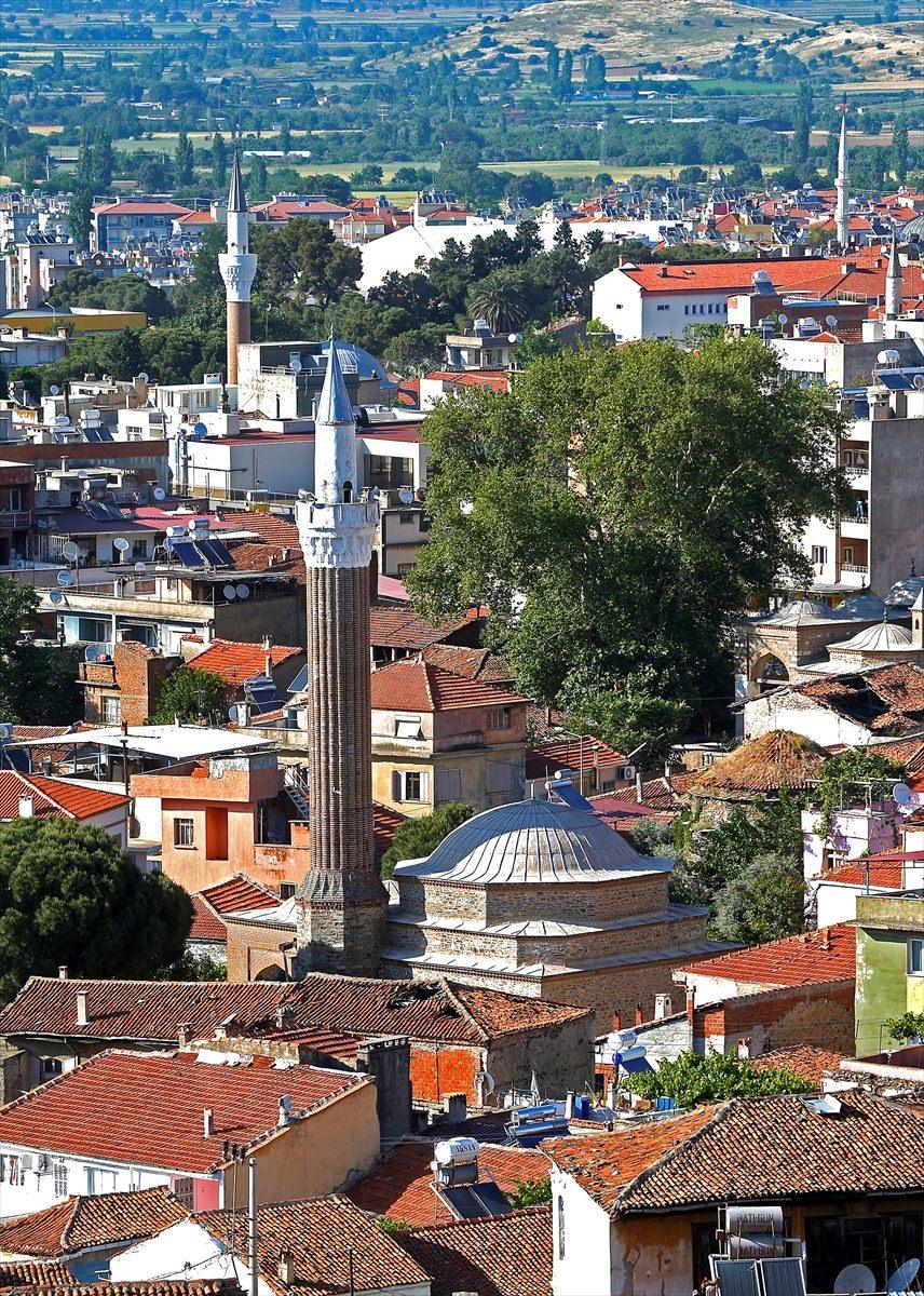 <p>Türk mimarlık tarihinin Anadolu Beylikleri dönemine ait en eski ve gösterişli eserlerinden olan, 1375 yılında Aydınoğlu İsa Bey tarafından yaptırılan İsabey Camisi Selçuk ilçesinde yer alırken, Birgi'deki Ulu Cami, Tire Yavukluoğlu Camisi, Bergama Ulu Cami gibi birçok cami de hala görkemiyle duruyor.</p>

<p> </p>
