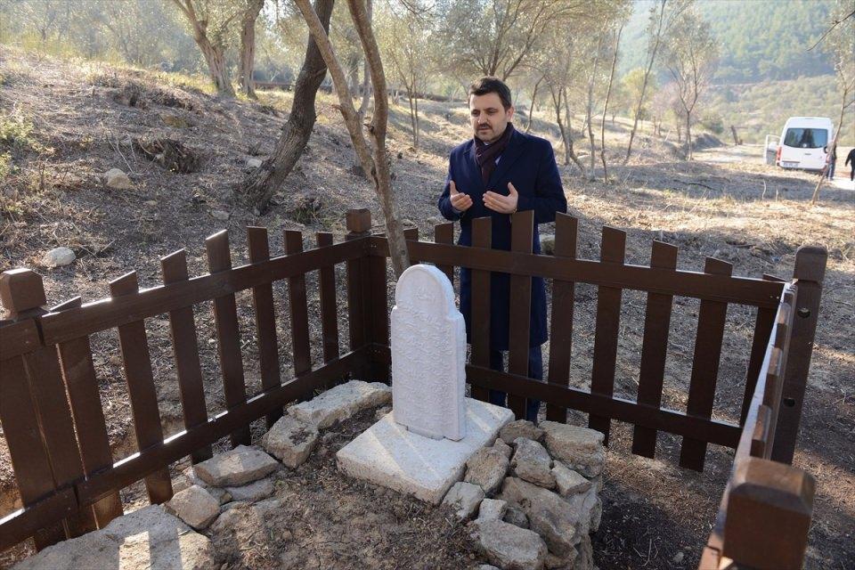 <p>Vatandaşların ziyaret edebileceği hale getirdik. Mezar taşında yazılanlar çok önemli ve anlamlıdır. O dönem vatan, millet için, bu topraklar için şehit düşmüş bu büyük asker, Çanakkale ruhuyla, vatan aşkıyla ölüme yürümüş, şehadet mertebesine ulaşmıştır.</p>
