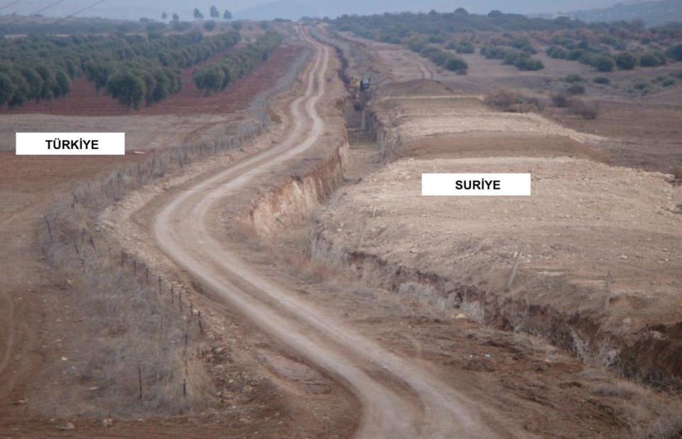 <p>Son 5 yılda 6 binin üzerinde silah, 5.5 milyon litre akaryakıt, 4 ton esrar ve 22 milyon paket sigara ele geçirildi.  Tedbirlerle yurda sokulmaya çalışılan silahta ciddi azalma olduğu belirtildi. Ancak uyuşturucu madde miktarı 2 kat, sigara miktarı 1.5 kat arttı. Kaçakçılar ‘köstebek’ adı verilen makineleri kullanarak yerin 5-10 metre altından akaryakıt boru hatları döşüyor. 2014 başından bu yana 387 kilometre akaryakıt nakil borusu bulunarak imha edildi.</p>
