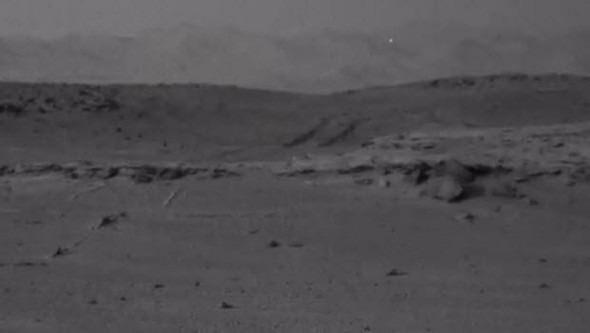 <p><strong>Mars'ta UFO mu var? </strong></p>
<p>NASA'nın yayınladığı bir başka fotoğraf da tartışmalara neden oldu. Uzun süredir Mars'ta bulunan Curiosity isimli aracın çektiği görüntülerde UFO olduğu düşünülen beyaz bir nokta dikkat çekiyor. Peki gerçekten de bu mümkün mü?</p>
