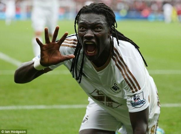 <p><strong>Fırtına’nın hedefi Bafetimbi Gomis</strong></p>
<p>Oscar Cardozo’yu gözden çıkaran Trabzonspor, Swansea’nın Fransız golcüsünü kiralık almak istiyor...</p>
<p>UEFA İle yaptığı mali disiplin anlaşması nedeniyle eli kolu bağlı olan Trabzonspor'da gündeme bomba bir isim geldi. Bordo-Mavililer, Bafetimbi Gomis'i ikna etmesi halinde Swansea City'ye kiralama teklifi yapacak.</p>
<p>Fransız golcünün Türkiye'ye gelip gelmeyeceği konusunda araştırmalarını hızlandıran Trabzonspor'da Teknik Direktör Ersun Yanal'ın da Bafetimbi Gomis'i çok istediği öğrenildi.</p>
