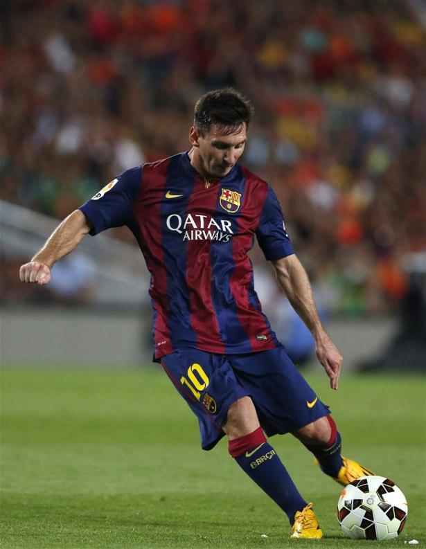 <div>Önce bir otele ardından ailesiyle Camp Nou Stadı'nı penceresinden görebildiği bir eve taşındı. Babası bekletiliyordu. İmza yoktu. Menajeri Real Madrid'in kapıyı Messi için çaldığını iletiyordu.</div>
<div> </div>