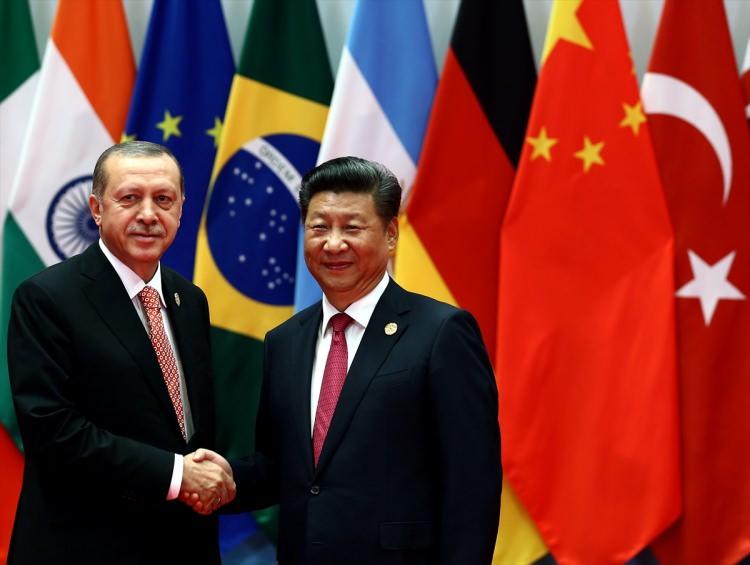 <p>Çin’in Hangzhou kentinde düzenlenen G20 Liderler Zirvesi’ne katılan Cumhurbaşkanı Recep Tayyip Erdoğan zirvenin düzenlendiği Kongre Merkezi’ne gelişinde Çin Devlet Başkanı Şi Cinping tarafından karşılandı. <br />
G20 Liderler Zirvesi’ne gelişte Çin Devlet Başkanı Şi Cinping tarafından karşılanan Cumhurbaşkanı Erdoğan, Çinli liderle tokalaşmasının ardından toplantılara katılmak üzere salona geçti.</p>