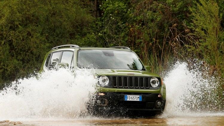 <p><span style="color:#FFA07A"><strong>TASARIM</strong></span></p>
<p>Renegade'nin 75. yıla özel hazırlanan modelinde, Jungle Yeşili gövde rengi, bronz renkli Jeep arması, ön ızgara ve sis farı çerçeveleri dikkati çeken detaylar arasında bulunuyor.</p>
<p> </p>