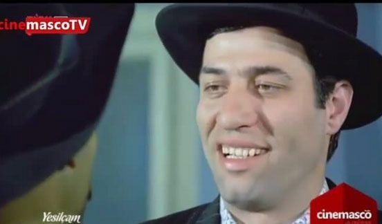 <p>"Gerzek Şaban" filminde Kemal Sunal'ın ikizini oynayan dublörün bıyıkları görünüyor.</p>