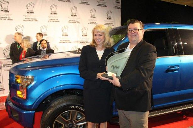 <p>Kanada Autoshow’da bu yıl, otomobillerin görünümlerine yansıyan dizayn değişikliklerinden ziyade, teknolojik değişim ve yenilikler ön plana çıktı. Ford’un akıllı sistem kullanımını artırması, Toyota’nın tek kişilik, üç tekerlekli, tam olarak elektrik ile çalışan i-Road modeli, ileri GPS sistemleri, cep telefonlarından araçlara ulaşabilme, kaza önleyici sensörler gibi yenilikler fuarda dikkati çekti.</p>
<p> </p>
