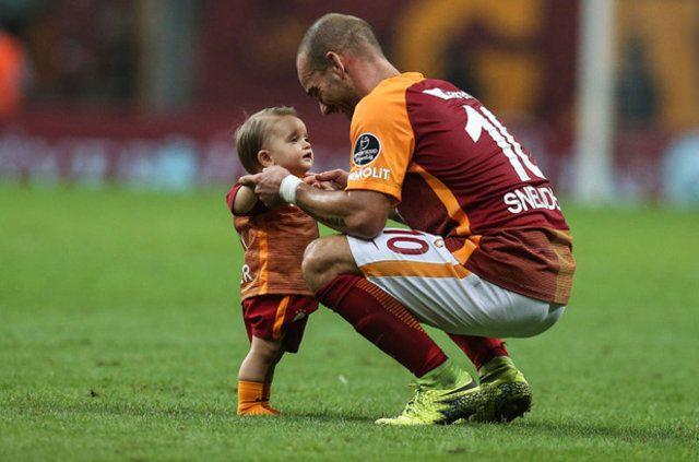 <p>4-) Wesley Sneijder</p>
<p>Güncel piyasa değeri: 11,00 milyon Euro </p>
<p>Kayıp: 4,00 milyon Euro</p>