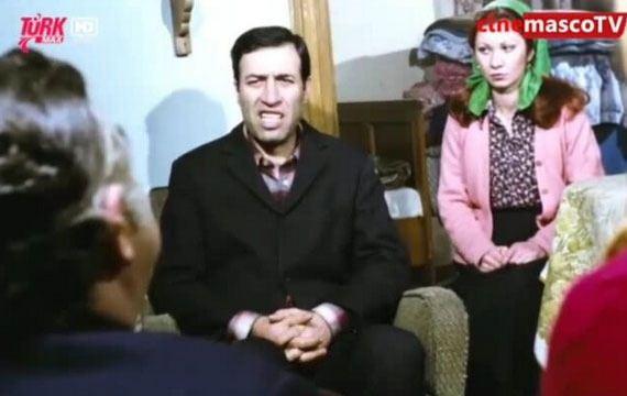 <p>"Üçkağıtçı" filminde planlar arasındaki kopukluktan kaynaklanan bir kıyafet değişimi hatası.</p>
<p> </p>