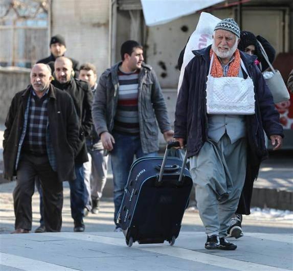 <p>Anadolu Ajansı muhabirinin çektiği bir fotoğrafta, bir vatandaşın eşyalarının yanı sıra evinden aldığı Kur'an-ı Kerim'i de boynuna astığı görüldü</p>
<p> </p>
