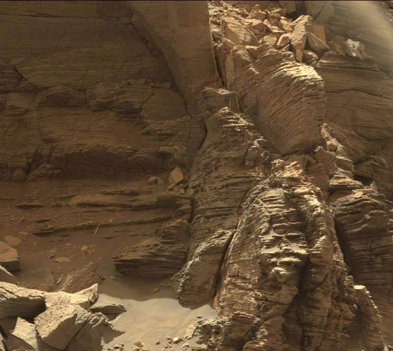 <p>Curiosity'nin yakın plandan çektiği bu fotoğrafta, jeolojik katmanlar net olarak görülebiliyor.</p>

<p> </p>
