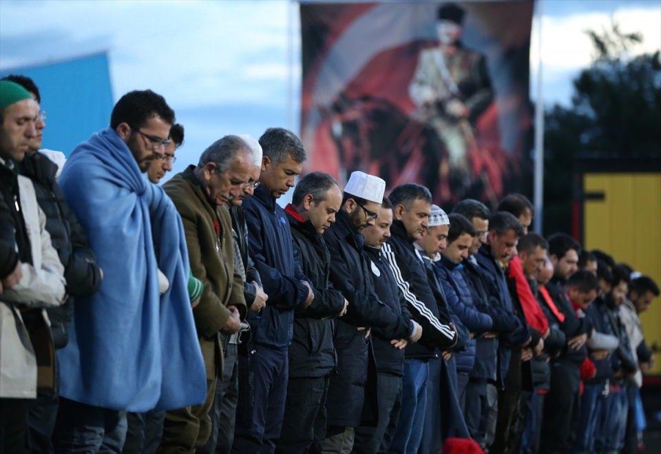 <p>Program, şehit mezarlıklarında dua edilip, Türk bayrağı bırakılmasıyla son buldu.</p>
